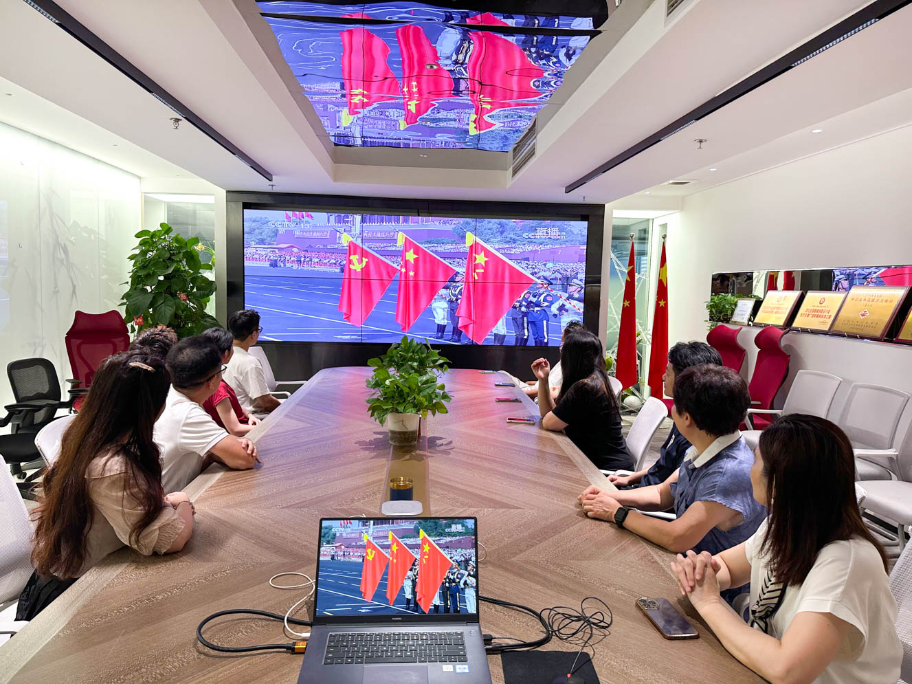 乐鱼（中国）官方装饰党支部组织党员观看九三阅兵仪式